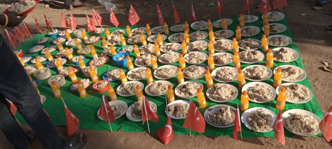 Rows of food plates ready for a community distribution